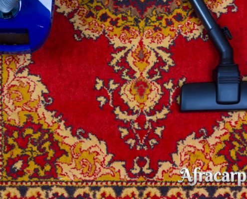 جارو برقی زدن قالی ها قبل از سپردن به قالیشویی